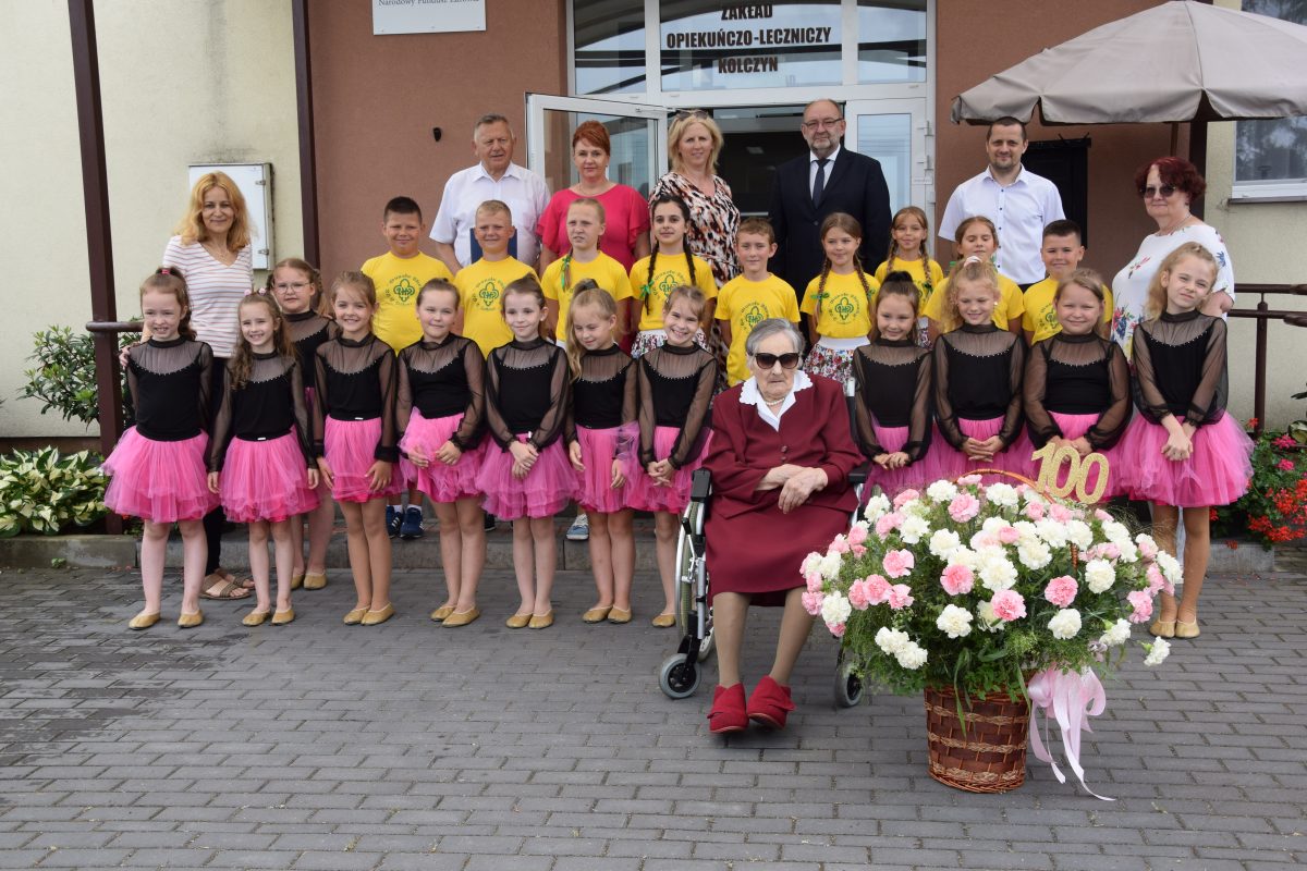 100. urodziny pensjonariuszki Zakładu Opiekuńczo-Leczniczego PALIUM w Kolczynie Pani Hanny Ziemińskiej.